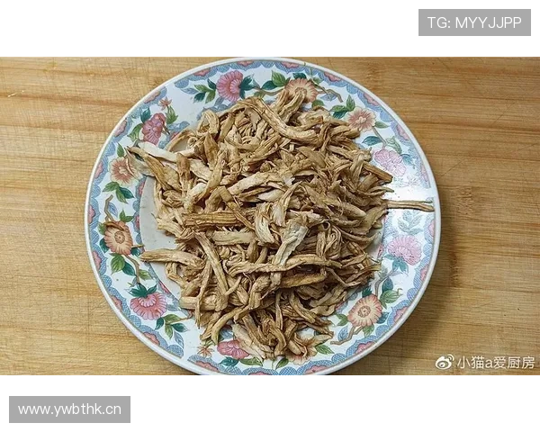 安赛龙家的冰箱里塞满有机蔬菜，训练完直接啃生鸡胸肉当零食
